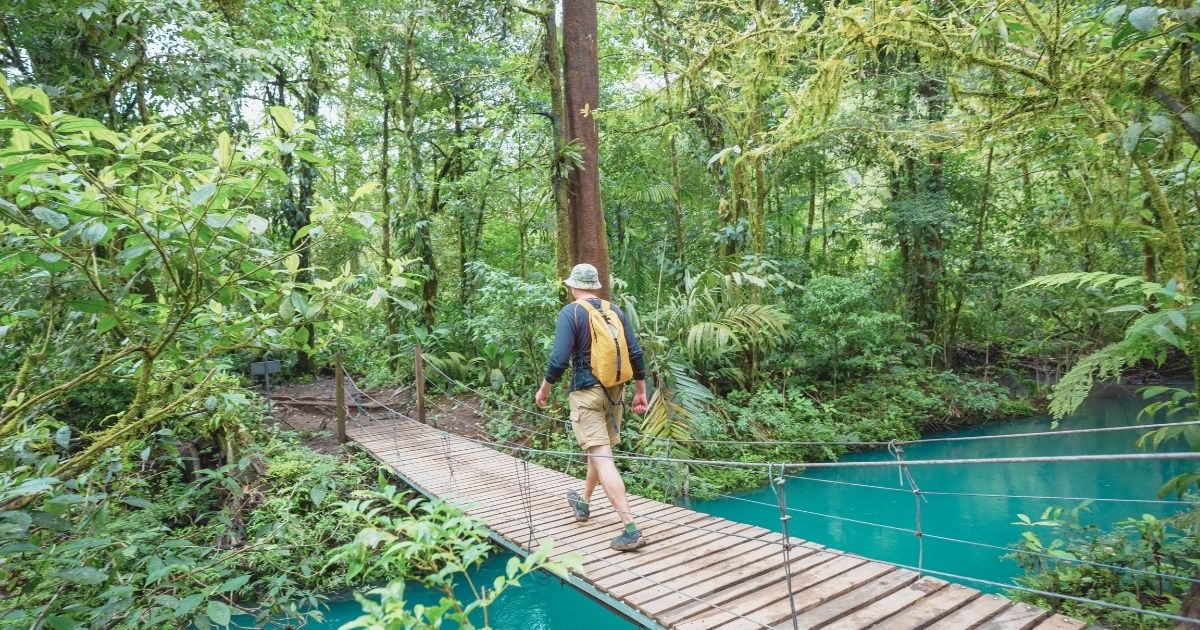 hombre explorando Costa Rica con seguridad