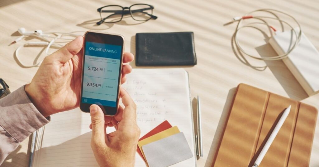hombre utilizando un banco 100% digital en Costa Rica