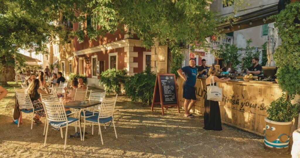 personas disfrutando de la cultura en Croacia