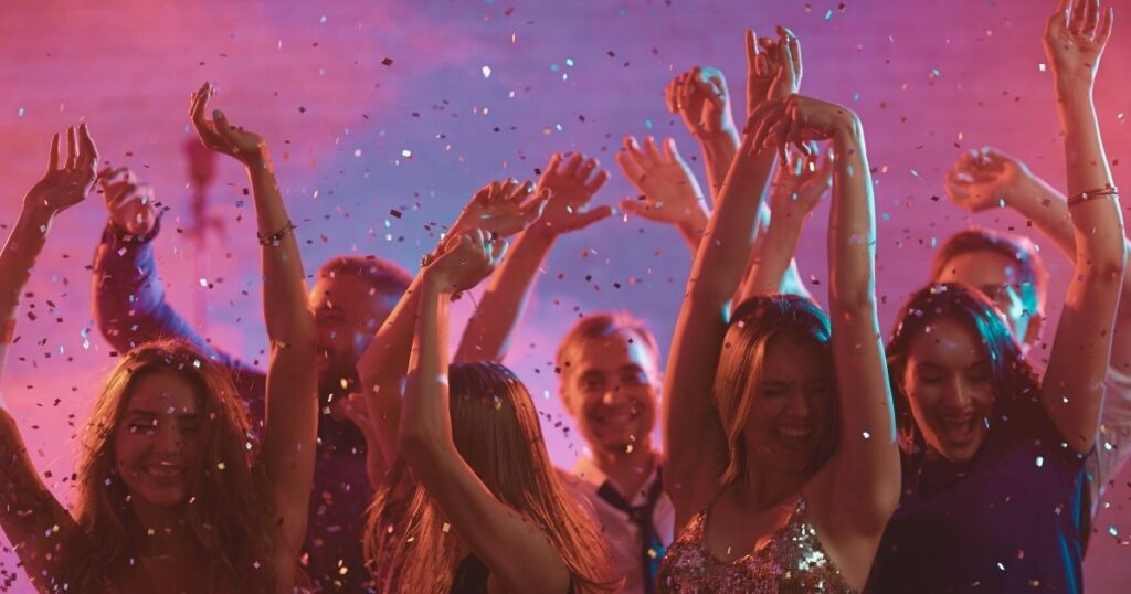 jovenes disfrutando de la vida nocturna en Costa Rica