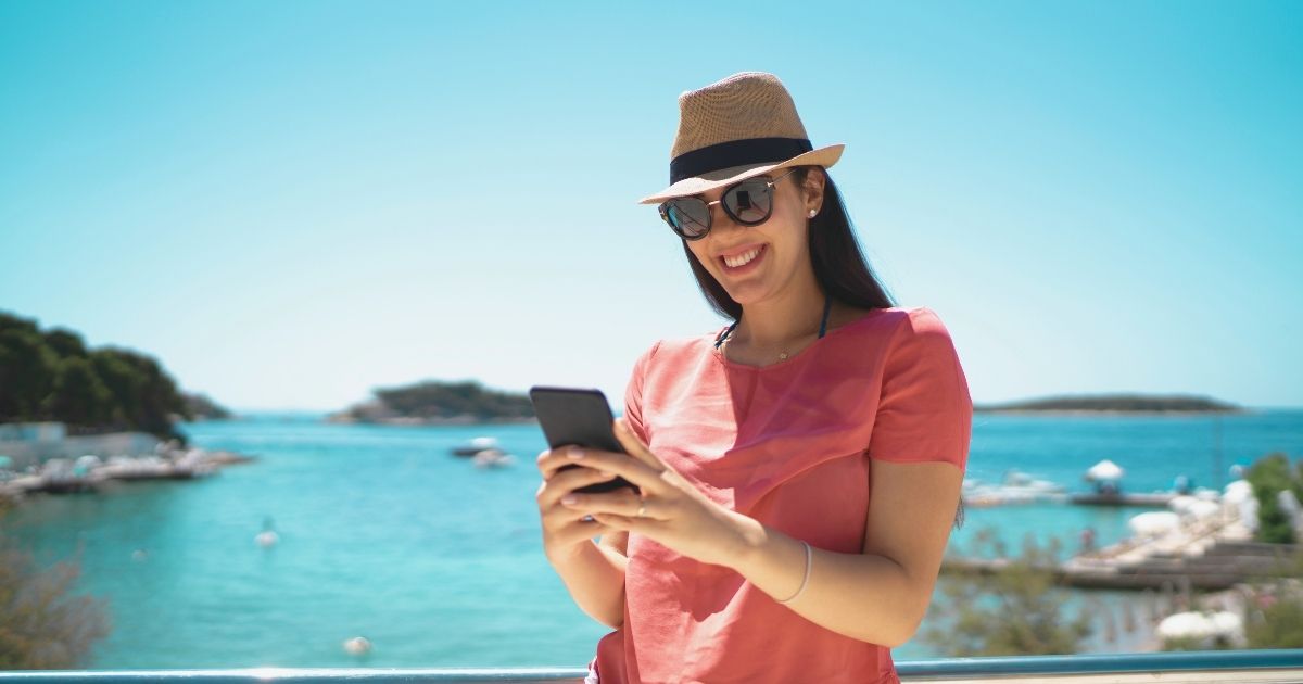 mujer joven sonriente usando vpn en Croacia