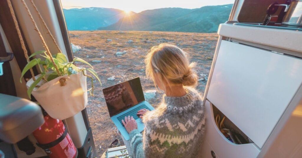 mujer buscando alojamiento en Noruega