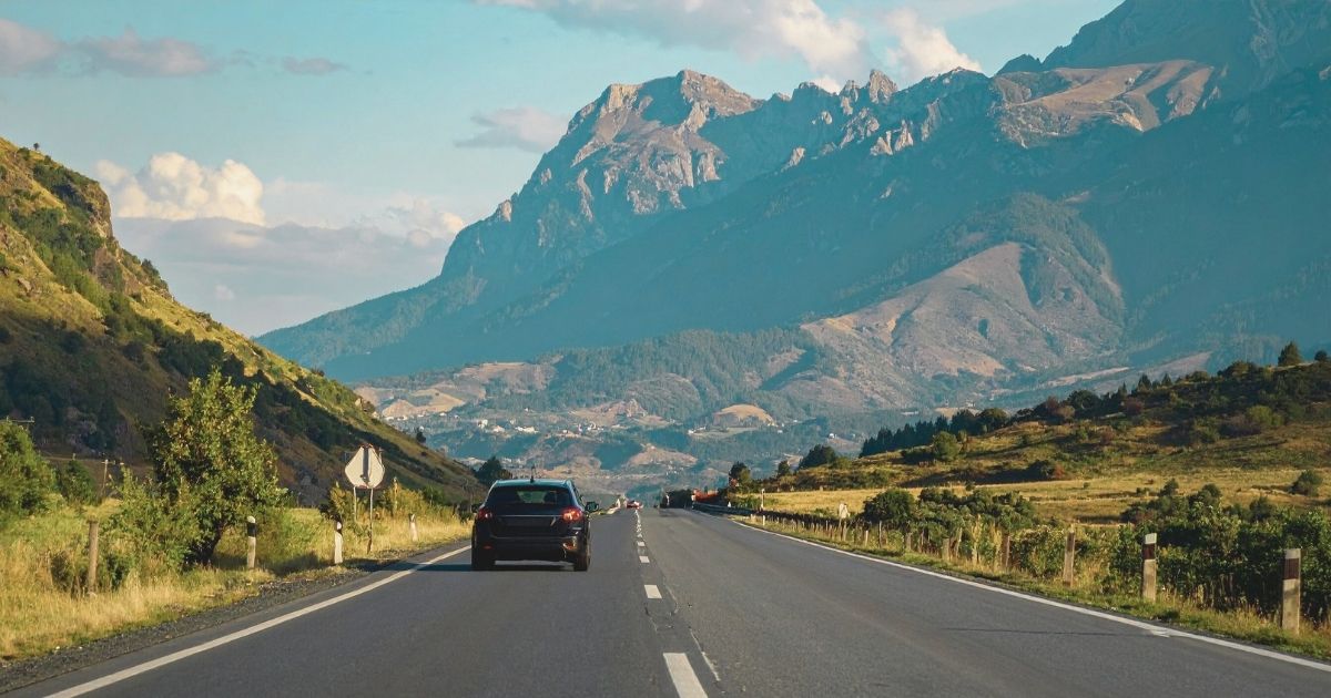 persona conduciendo coche alquilado en Noruega