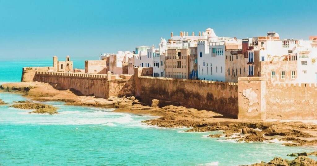 hermoso paisaje del edificios tradicionales de Marruecos y el mar