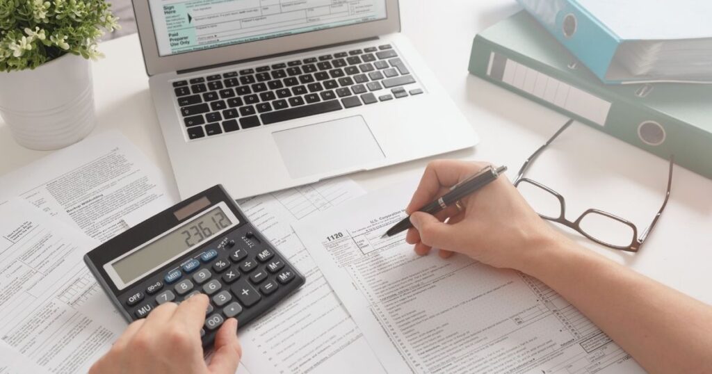 persona calculando los impuestos a pagar en Japón