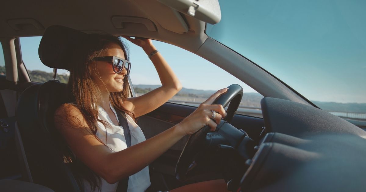 mujer joven conduciendo coche en Croacia