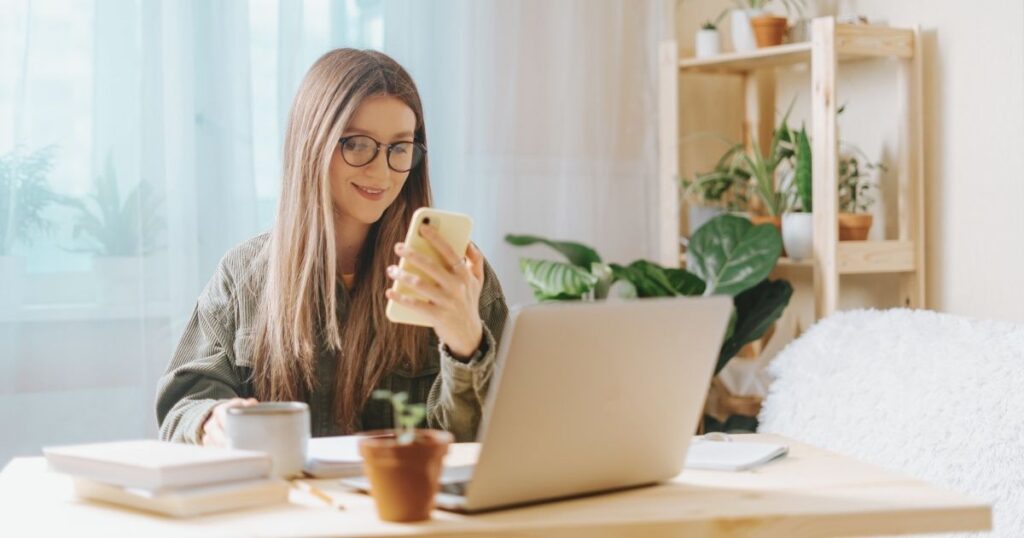 mujer joven sonriente navegando en internet con esim