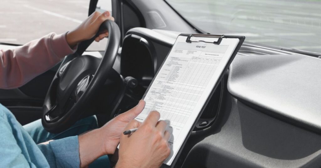 persona convalidando la licencia de conducir en Noruega