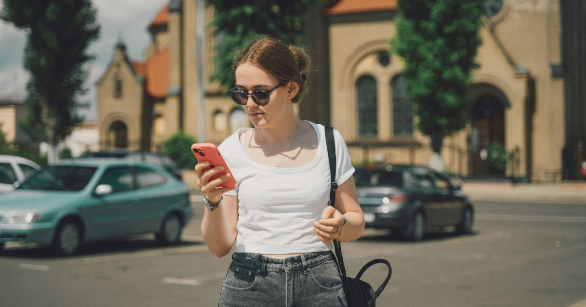 mujer joven usando la esim en Marruecos