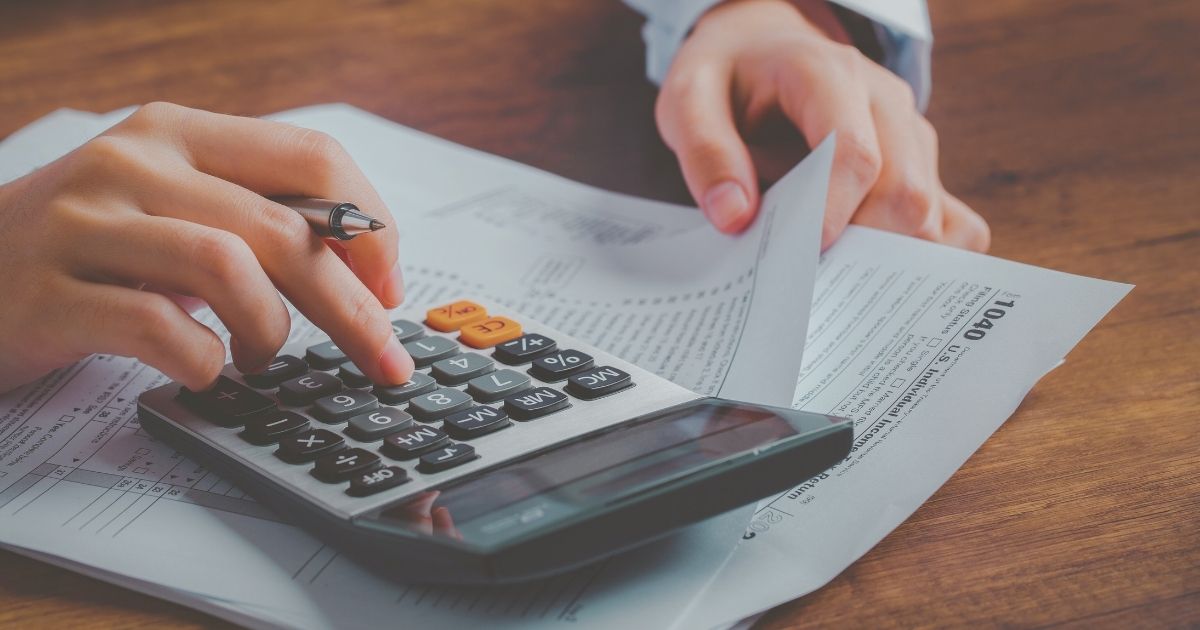 persona calculando impuestos en Japón