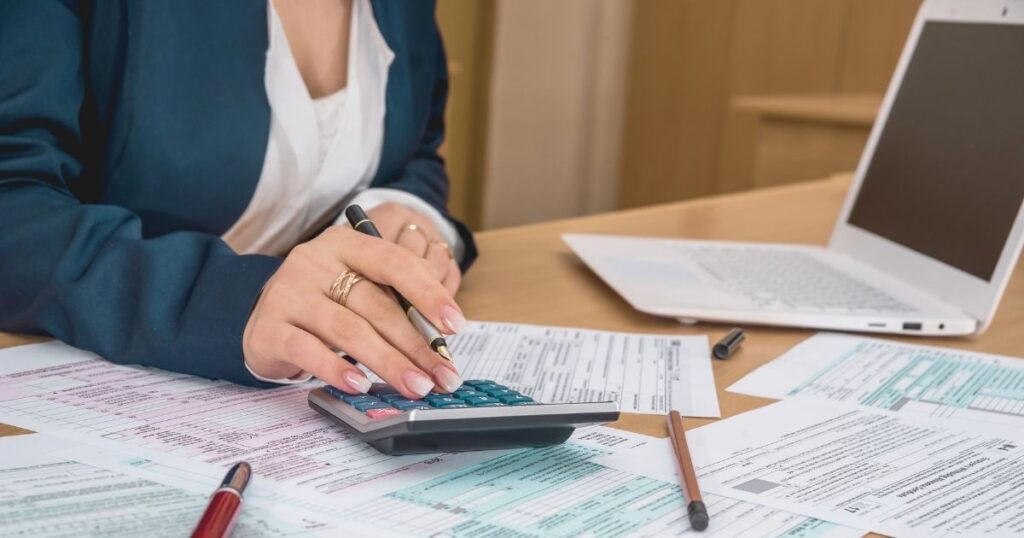 mujer calculando impuestos en Marruecos