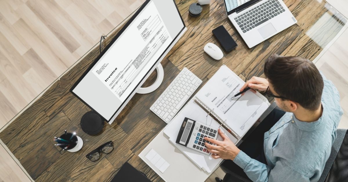 hombre pagando impuestos en Noruega