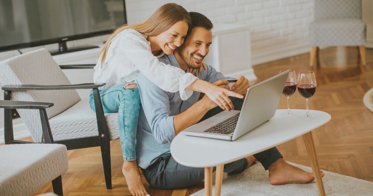 pareja navegando en internet en Marruecos