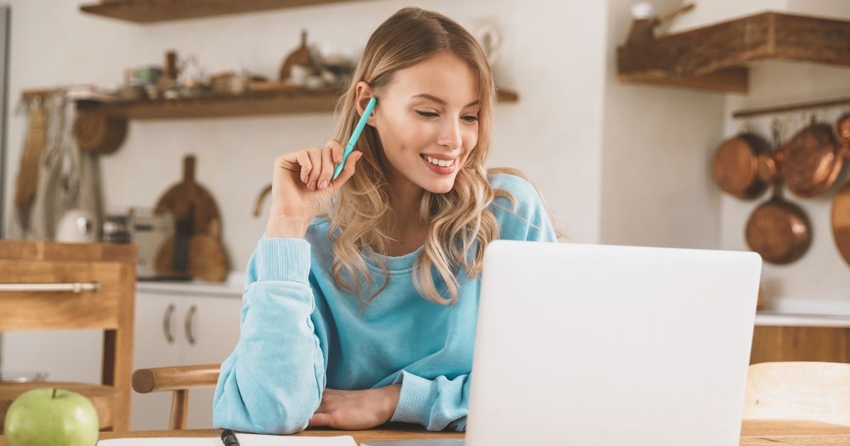 mujer sonriente navegando en internet en Noruega