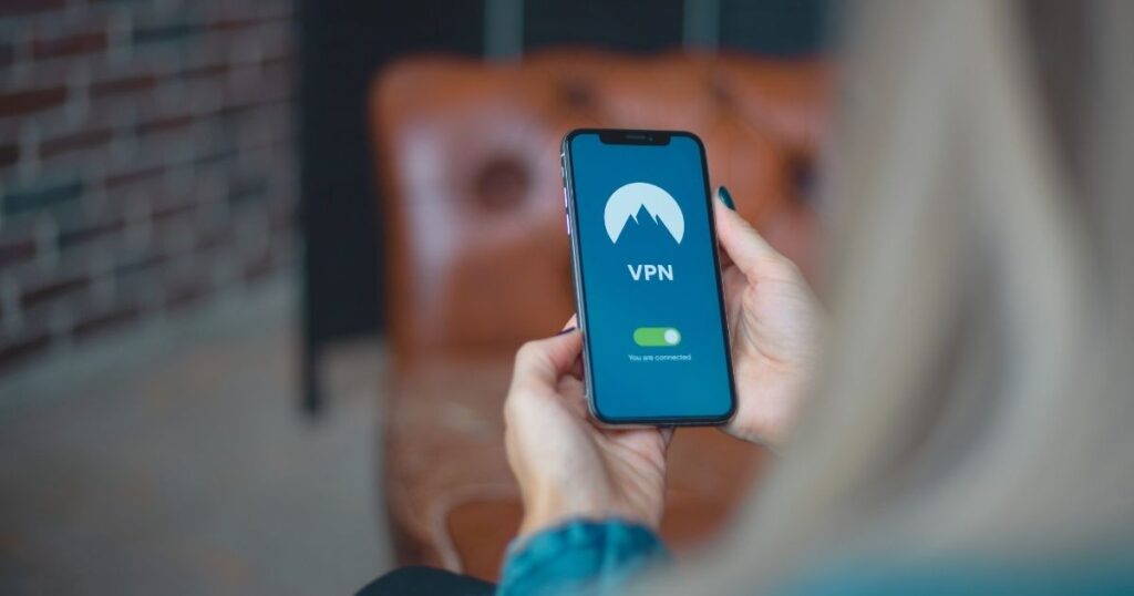mujer usando vpn en su celular