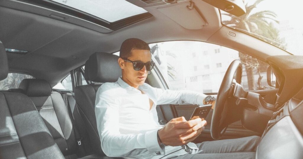 hombre conduciendo coche en Marruecos
