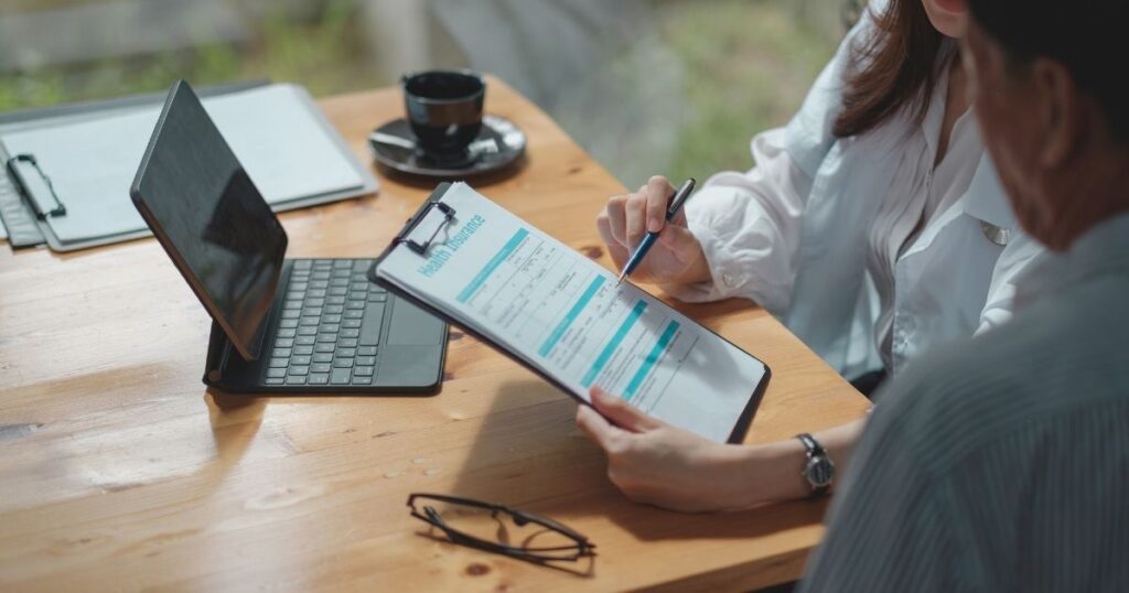 mujer explicando qué hacer en caso de emergencia durante un viaje a Noruega