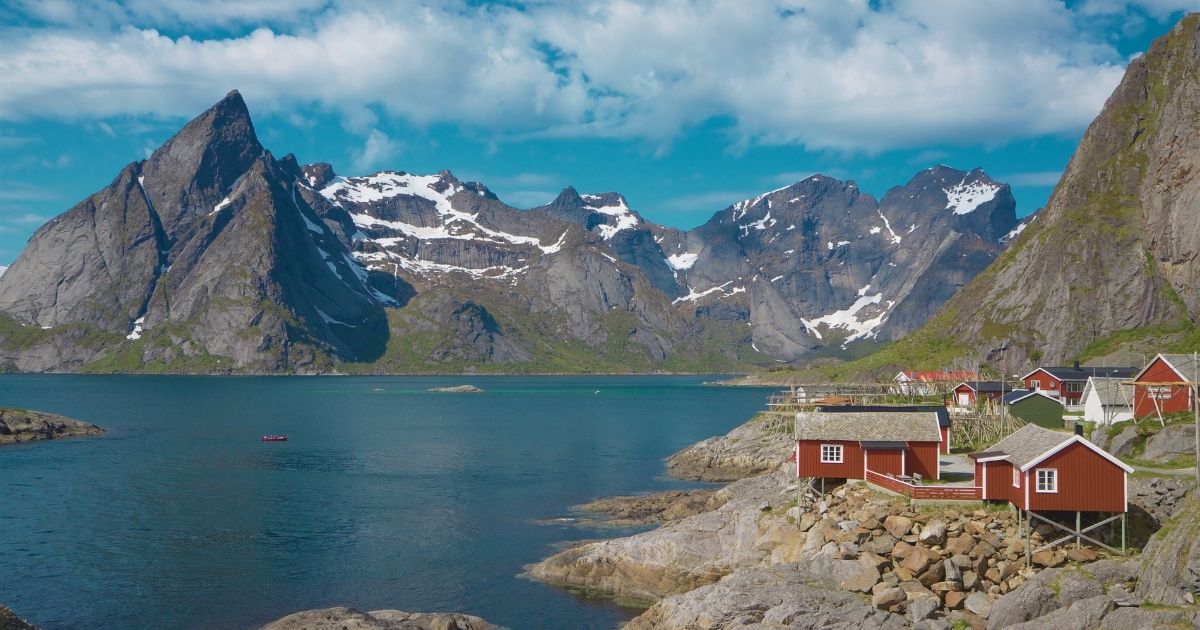 casas tradicionales con vista a las montañas en Noruega