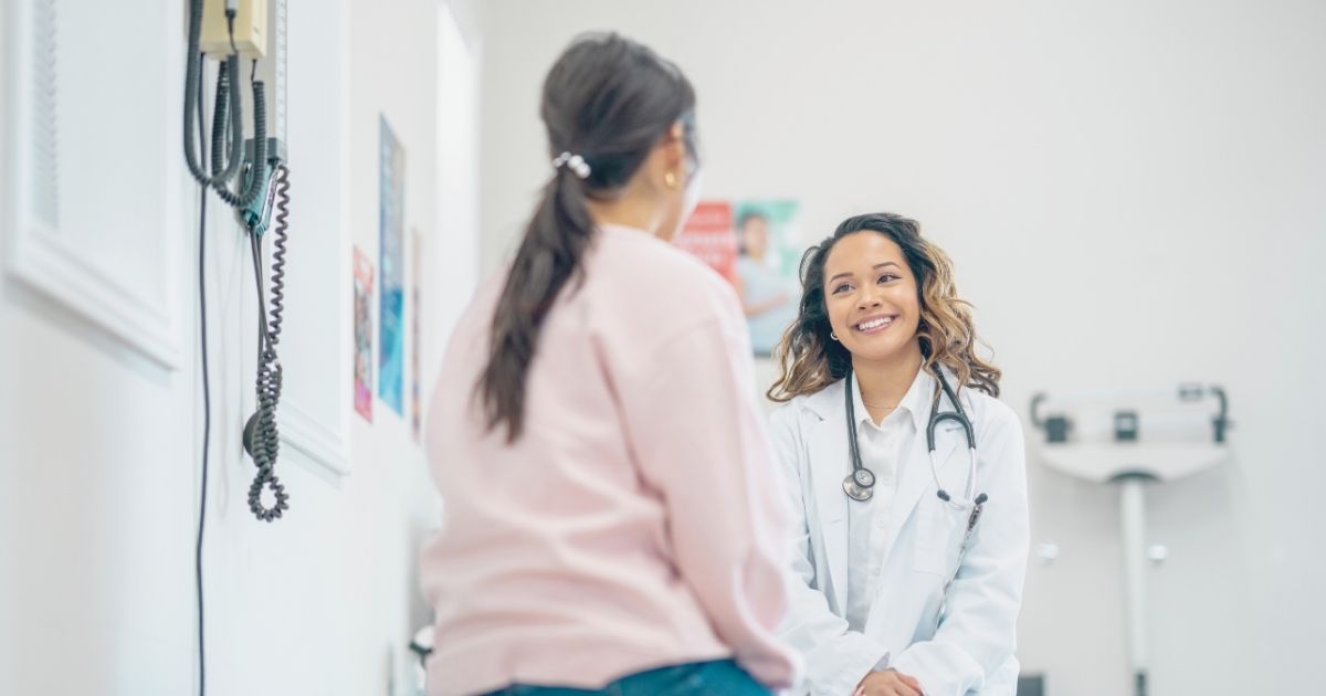 doctora atendiendo paciente a traves del seguro medico en Noruega