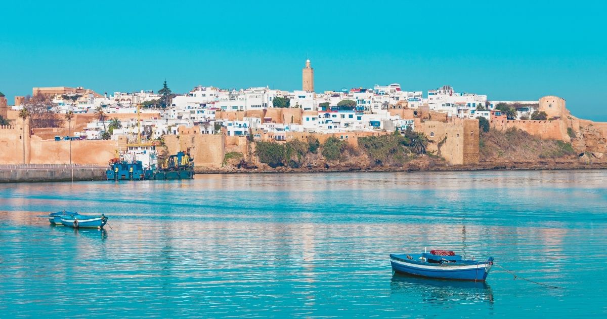 hermoso paisaje de barcos en el mar en Marruecos