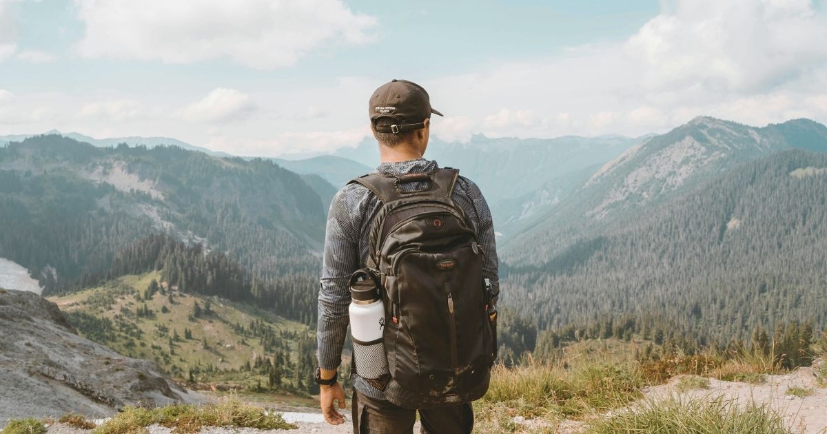 hombre joven disfrutando Noruega con un seguro viaje