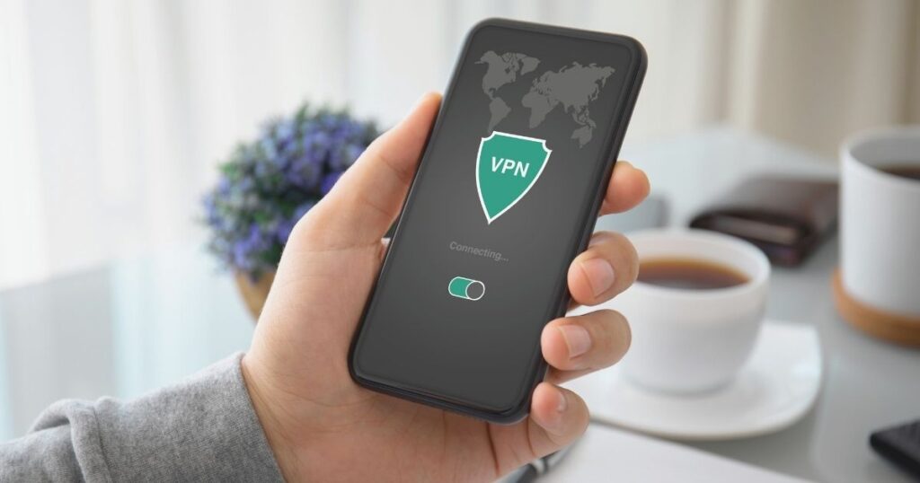 hombre navegando en su celular con una vpn