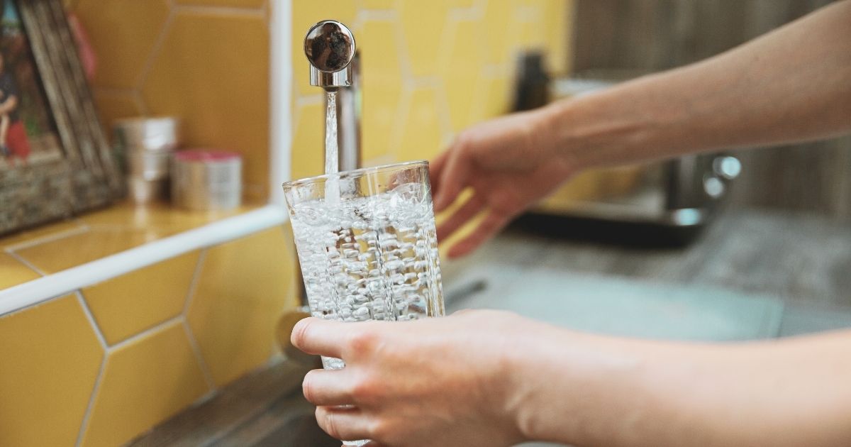 person getting a glass of tap water in Barcelona