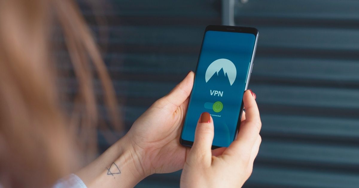 mujer navegando en internet en su celular con una vpn