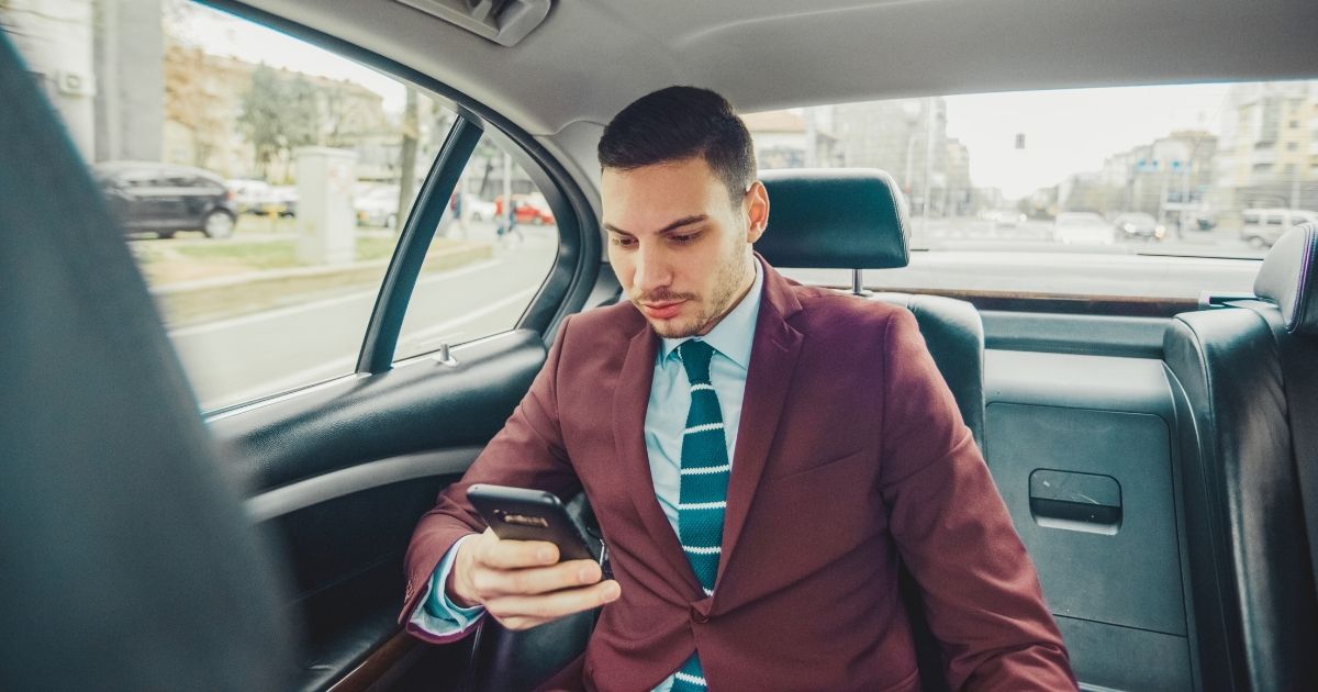hombre navegando en internet en su celular con una vpn en Marruecos