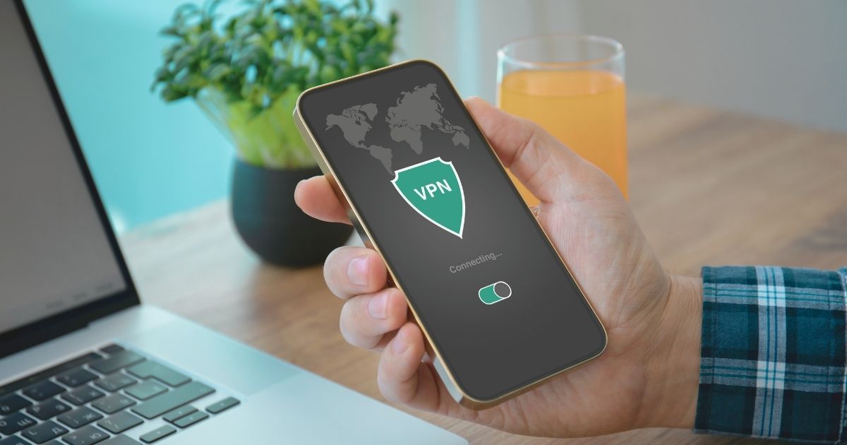hombre activando vpn en su celular en Noruega
