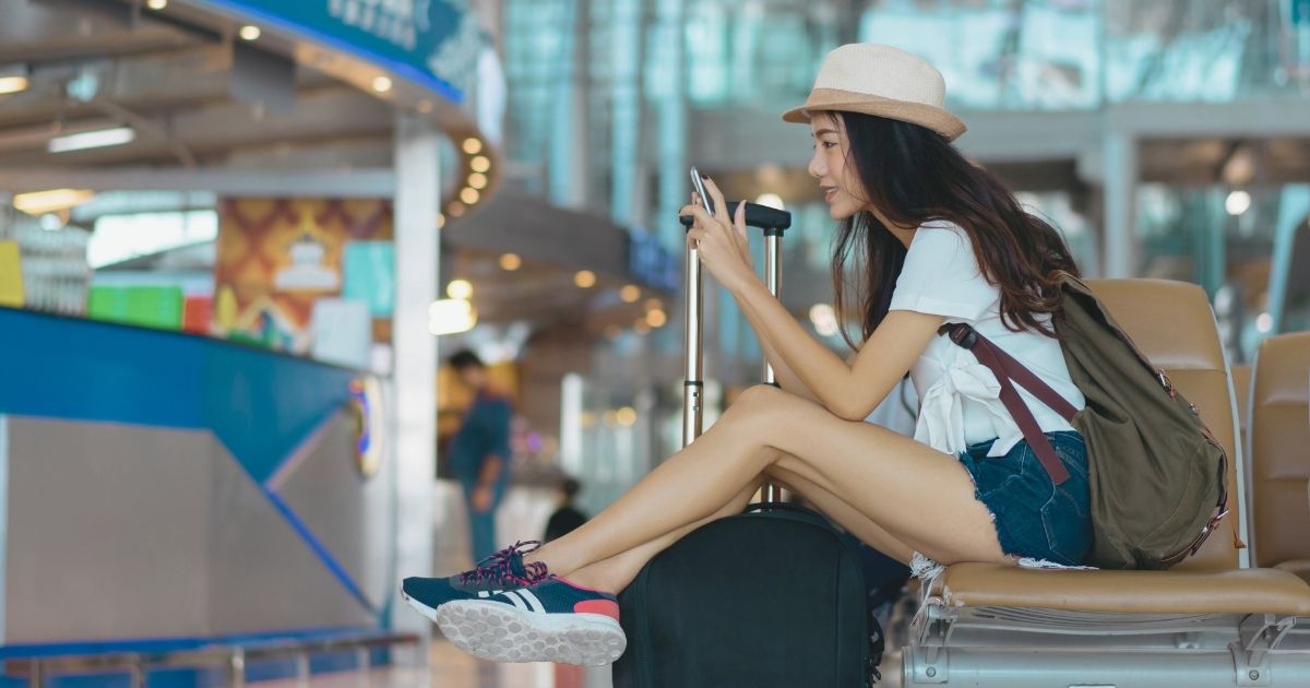 mujer viajante navegando en internet con Airalo esim