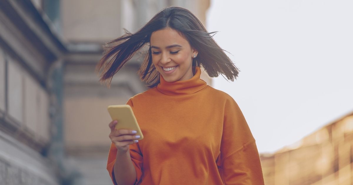 mujer sonriente navegando en internet con Holafly