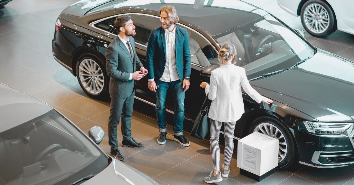 pareja alquilando coche en Paises Bajos