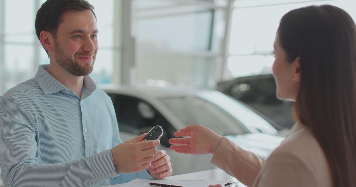 hombre alquilando coche en Polonia