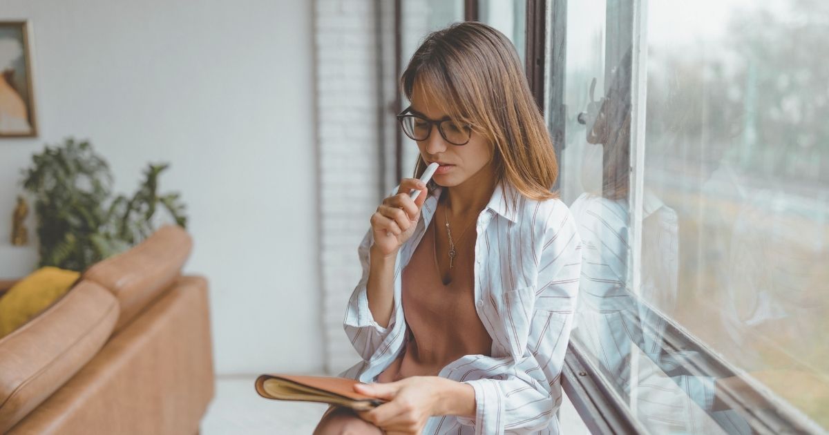 mujer nomada digital lidiando con el estres