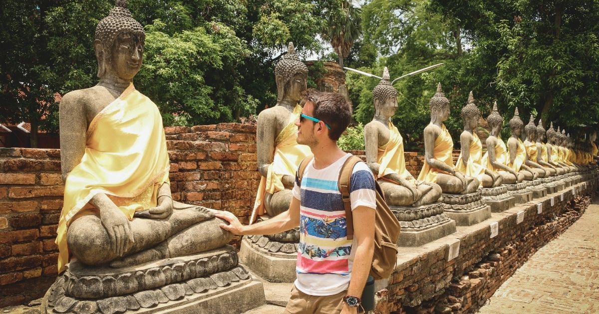 hombre sumergiendo en la cultura local