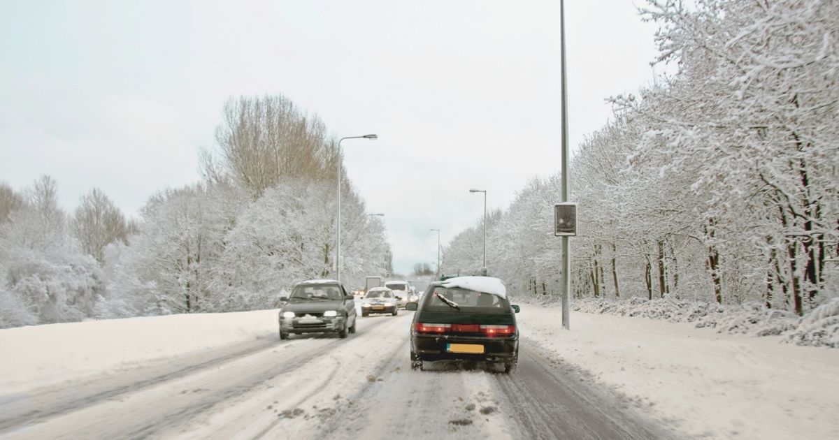conduciendo coches en Paises Bajos con nieve