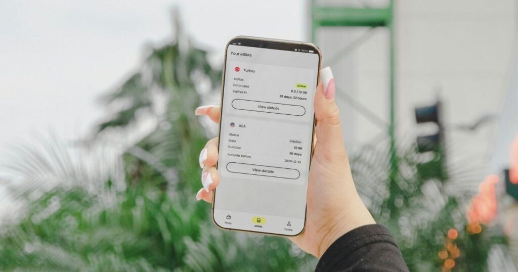 mujer usando esim en su celular