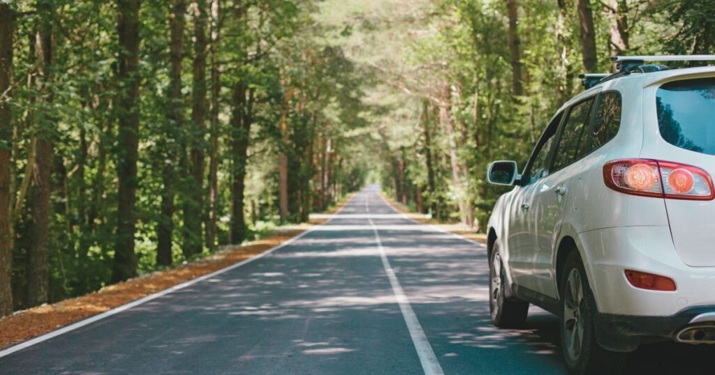 conduciendo coche en calle en Polonia