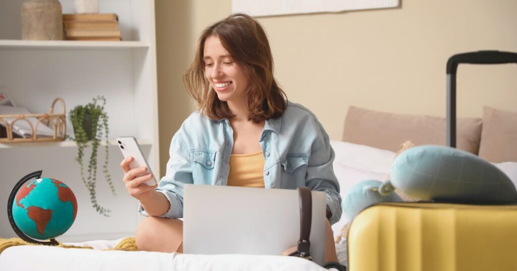 mujer sonriente aprovechando el uso  de la esim Polonia