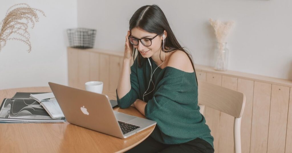 mujer estudiante navegando en internet en su laptop