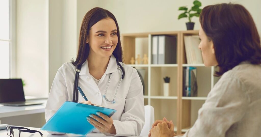 mujer en consulta médica atraves del seguro de viaje en Paises Bajos