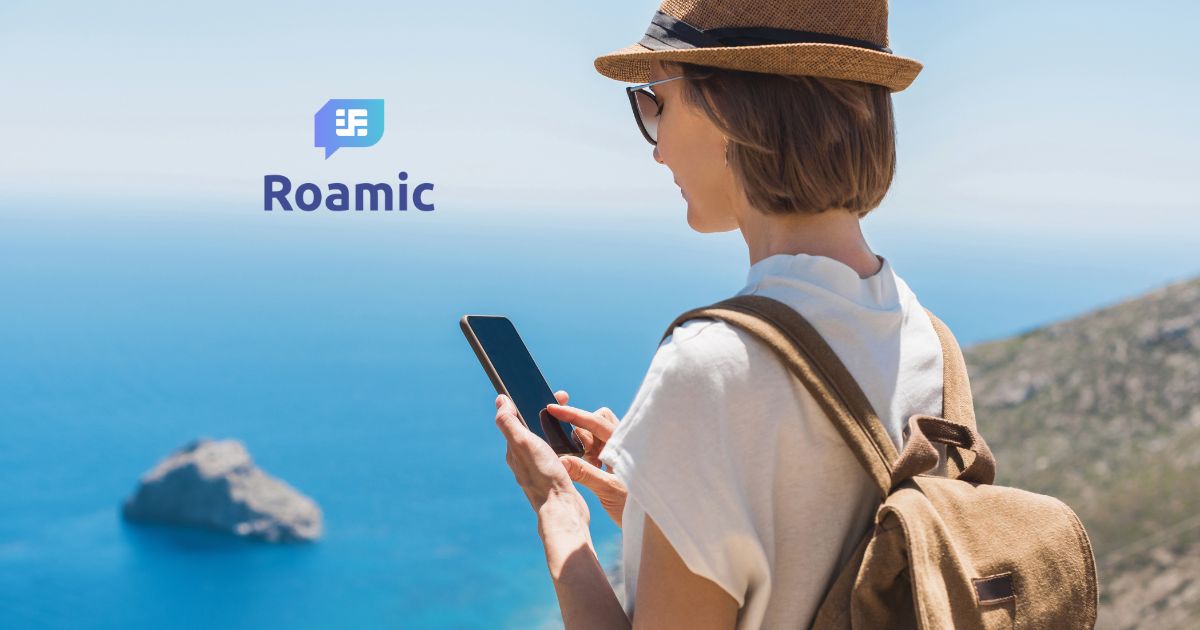 mujer joven viajante usando internet con la esim de Roamic