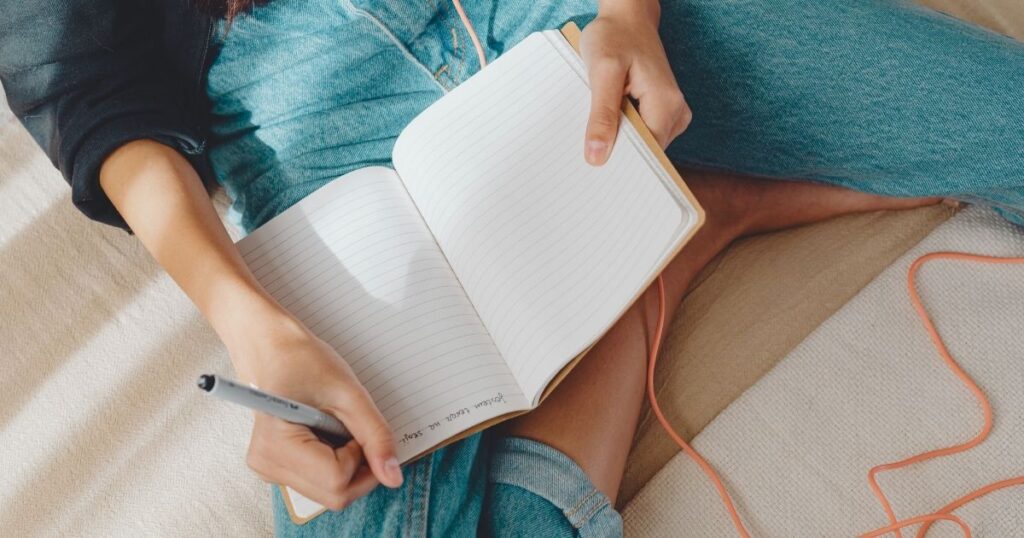 mujer nomada digital siguiendo estrategia para lidiar con el estres