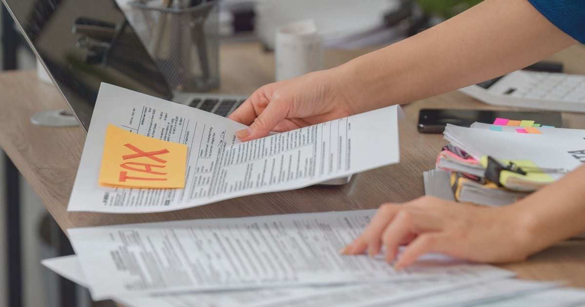 mujer calculando impuestos a pagar en Paises Bajos