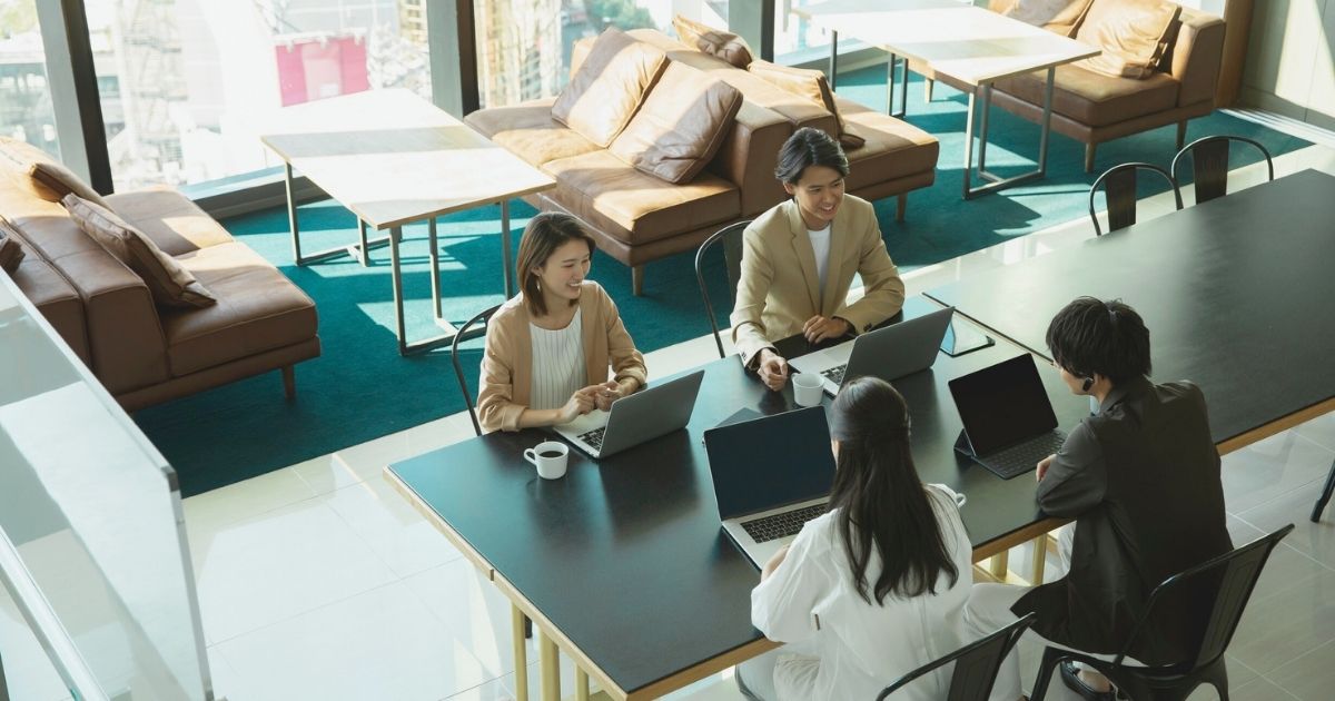 people working using internet in Mallorca