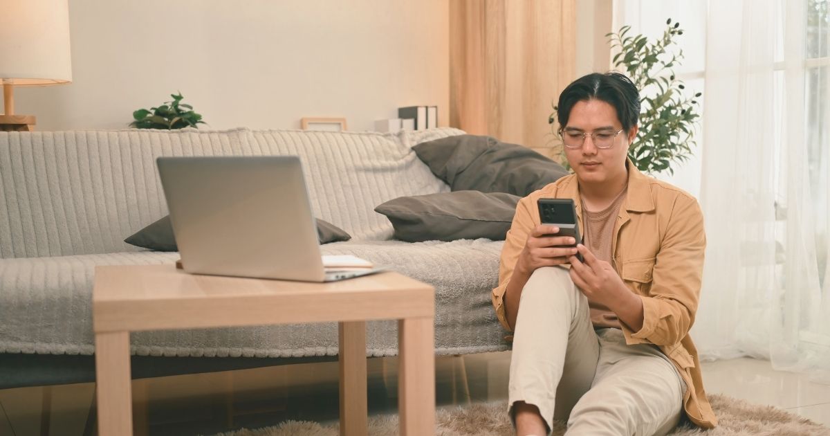 hombre nomada digital usando internet en su celular