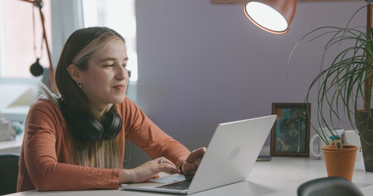 mujer joven navegando en internet en su laptop en Polonia