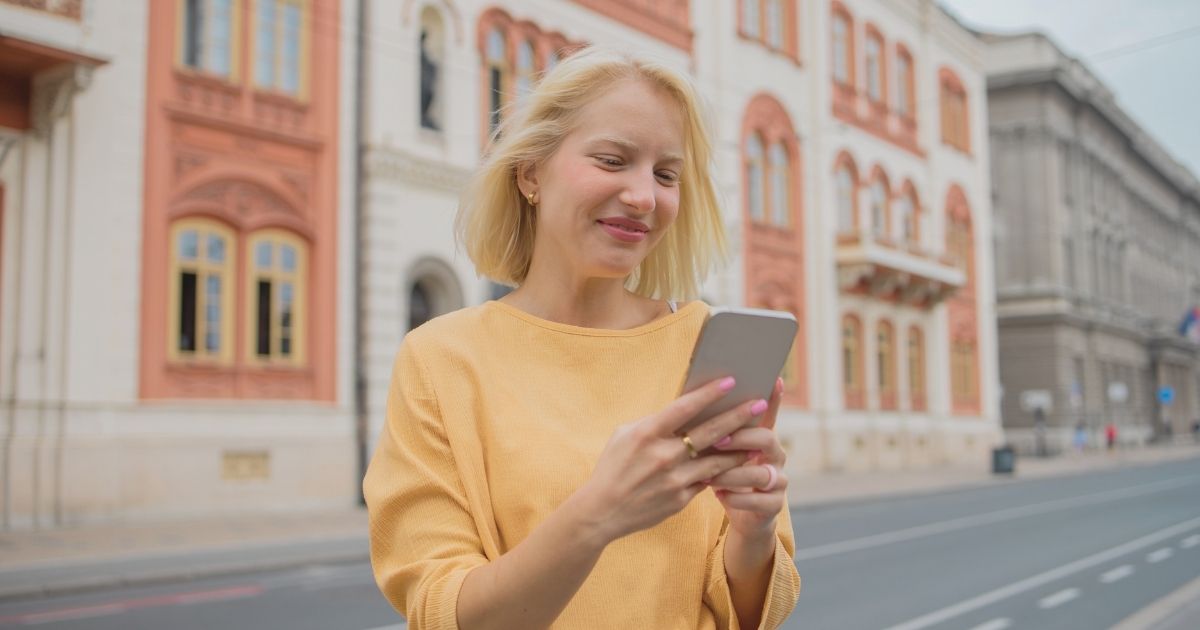 mujer joven navegando en internet con la esim de Kolet