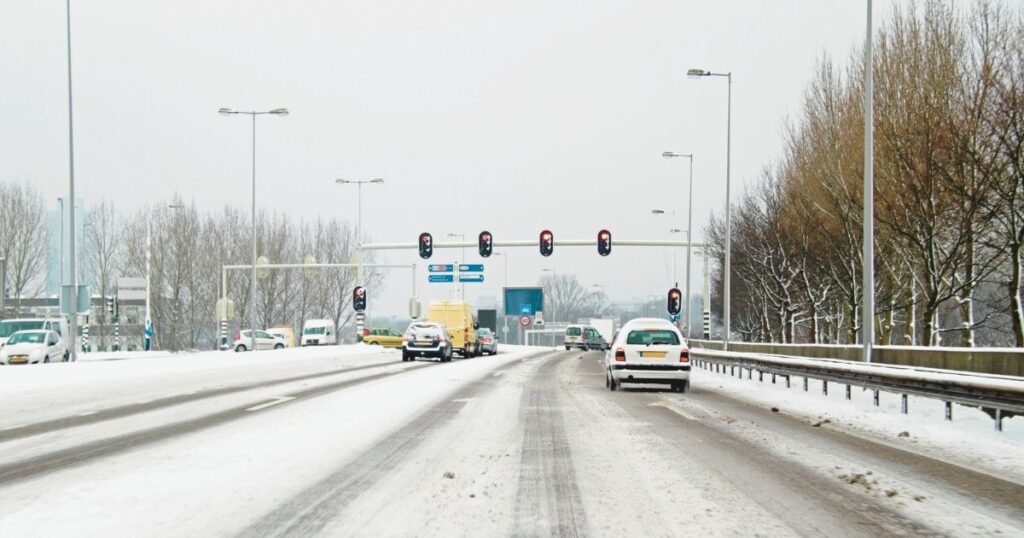 gente conduciendo coches en la nieve en Paises Bajos